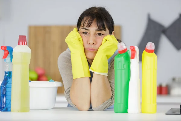 Retrato Una Hembra Aburrida Limpiadora Casas —  Fotos de Stock