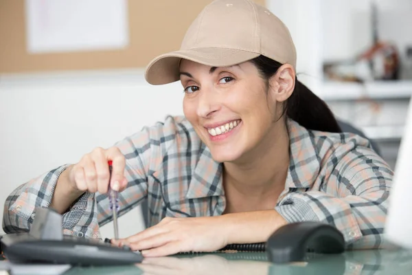 Mulher Feliz Com Chave Fenda Reparar Dispositivo Desmontado — Fotografia de Stock