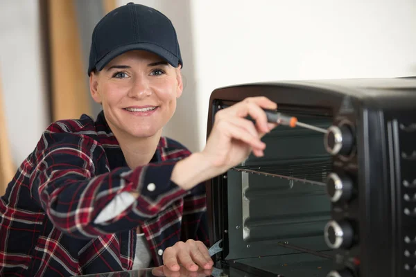 Eletricista Feminino Unidade Forno Fixação — Fotografia de Stock