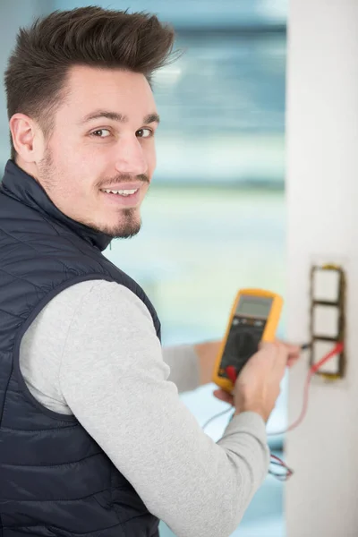 Male Electrician Testing Switch Multimeter — Stock Photo, Image