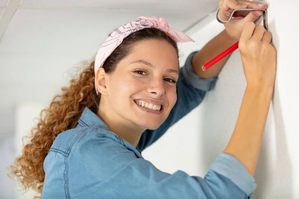 Professionelle Reparaturfachfrau Bei Der Renovierung Eines Hauses — Stockfoto