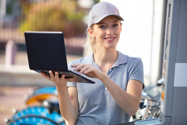 Mulher Bicicleta Mecânico Está Reparando Uma Bicicleta Livre — Fotografia de Stock