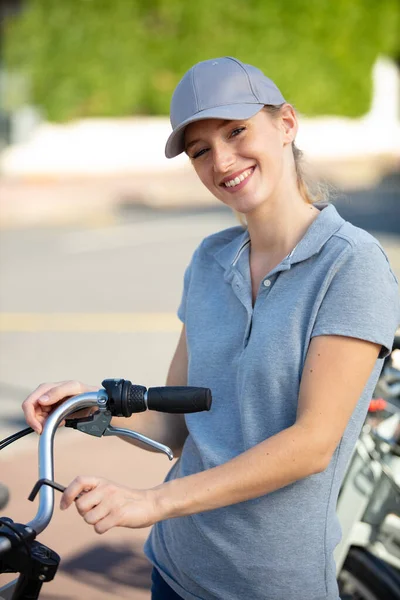 Young Female Mechanic Bicycle Mechanic Smiling — Stock Photo, Image