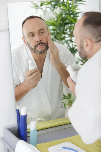 Bir Adam Yüzünü Tıraş Ediyor — Stok fotoğraf