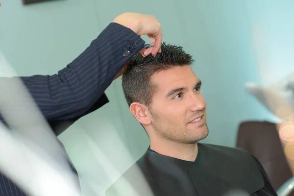 Jovem Tendo Corte Cabelo Com Tesoura — Fotografia de Stock