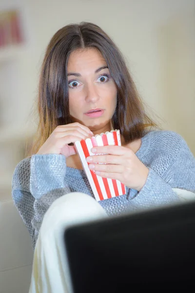 Mulher Assistindo Filme Casa — Fotografia de Stock