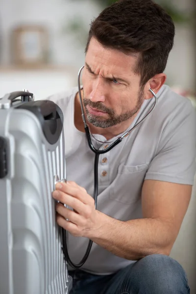 Man Som Använder Ett Stetoskop Resväskan — Stockfoto