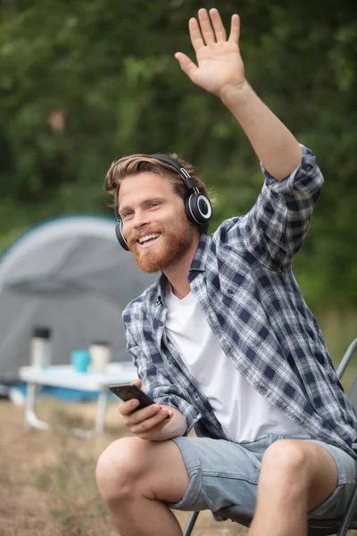 Glimlachende Mannelijke Toerist Met Baard Zwaaiend Naar Iemand — Stockfoto