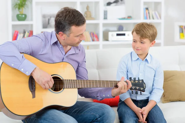 Adulto Che Suona Chitarra Bambino Che Ascolta — Foto Stock