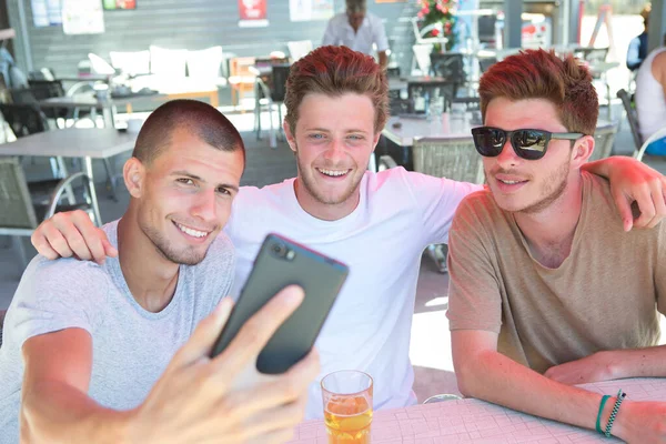 Three Friends Take Selfie Outdoors — Stock Photo, Image
