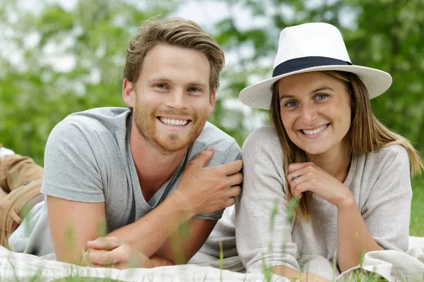 Portret Van Jong Paar Het Gras — Stockfoto