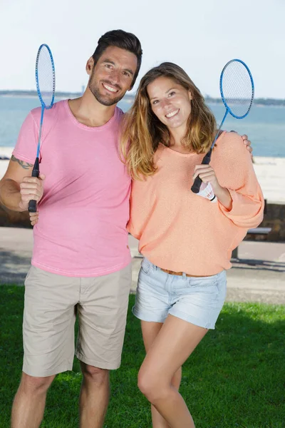 Glückliche Frau Und Mann Vor Dem Badbinton Spielen — Stockfoto