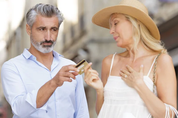 Άνδρας Που Δείχνει Πιστωτική Κάρτα Μετά Ψώνια Σύζυγο — Φωτογραφία Αρχείου