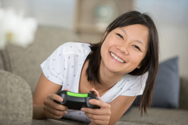 Aziatische Vrouw Leggen Bank Spelen Computer Spel — Stockfoto