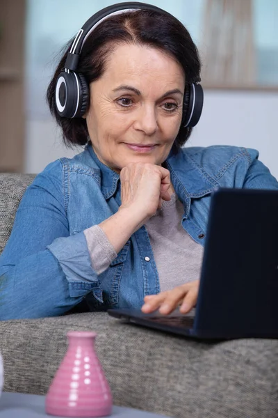 Äldre Mogen Kvinna Med Hjälp Trådlös Bärbar Dator — Stockfoto