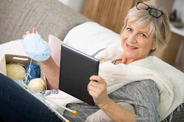 Senior Vrouw Breien Met Behulp Van Digitale Tablet Voor Online — Stockfoto