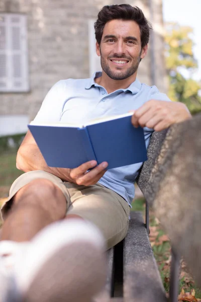 Homem Bonito Feliz Lendo Livro Livre — Fotografia de Stock