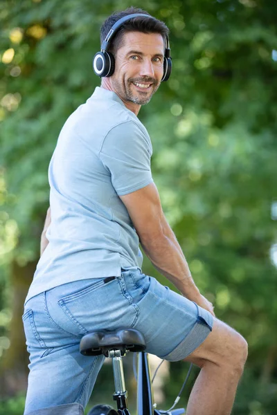 Hombre Sonriendo Mientras Disfruta Del Paseo Bicicleta —  Fotos de Stock