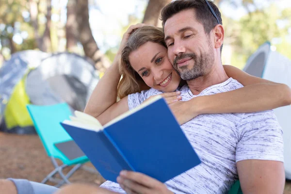 Koppel Lezen Boek Tijdens Het Kamperen Outdoor — Stockfoto