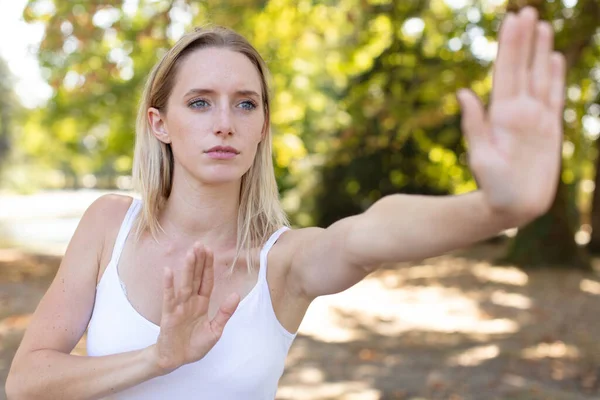 Kvinnor Som Gör Yoga Parken — Stockfoto