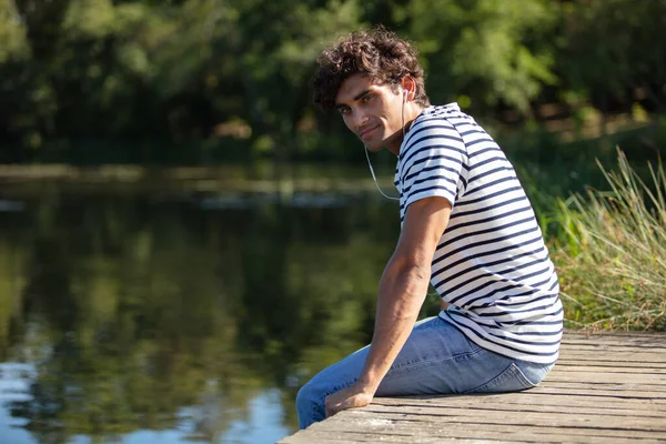 Joven Está Teniendo Descanso Naturaleza — Foto de Stock