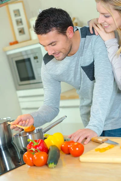 Casal Está Cozinhando Almoço — Fotografia de Stock