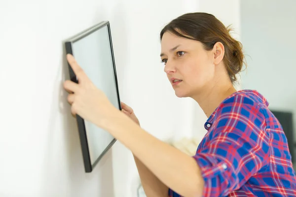 Mulher Tentando Atirar Moldura Para Gancho — Fotografia de Stock