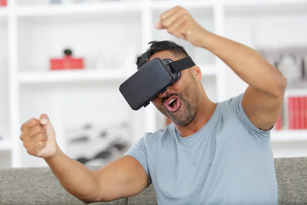 Man Virtual Reality Glasögon Kör Osynlig Bil — Stockfoto