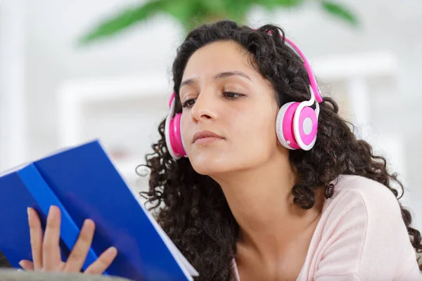 Mooie Aantrekkelijke Vrouw Luisteren Muziek Tijdens Het Lezen — Stockfoto
