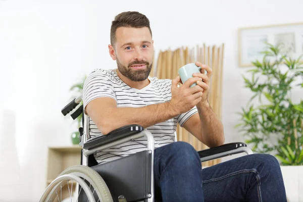 Persona Con Discapacidad Bebe Café Oficina — Foto de Stock