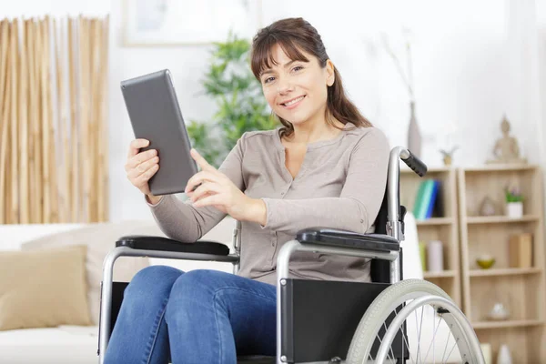 Joven Mujer Discapacitada Silla Ruedas Casa Con Tablet — Foto de Stock