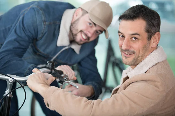 Due Uomini Che Fanno Lavori Meccanici Bicicletta — Foto Stock