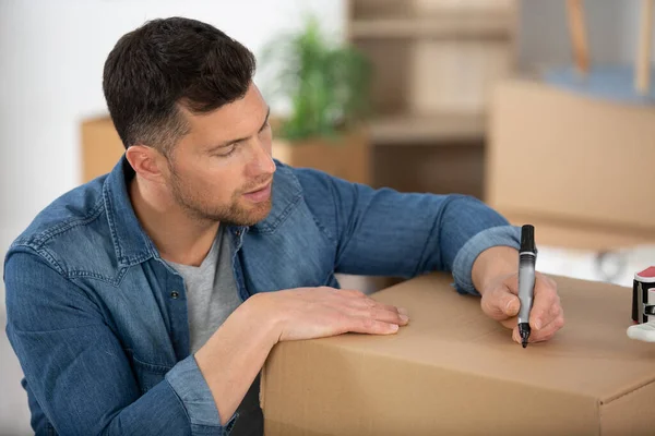 Hombre Escribiendo Una Caja Paquetes —  Fotos de Stock