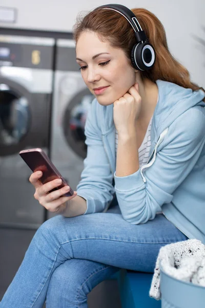 Vrouw Met Behulp Van Telefoon Tijdens Het Doen Van Haar — Stockfoto