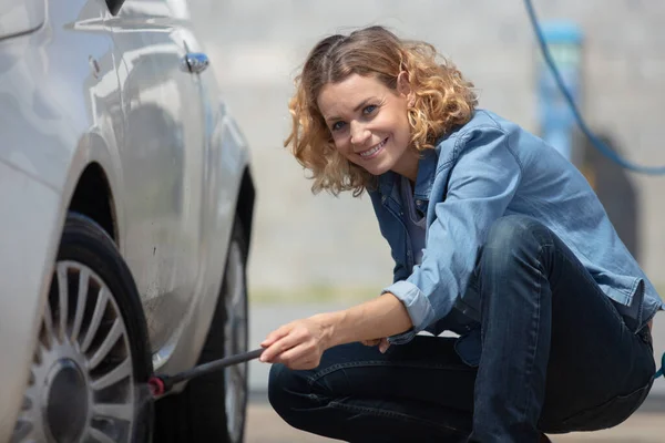 Fahrer Füllt Luft Autoreifen — Stockfoto