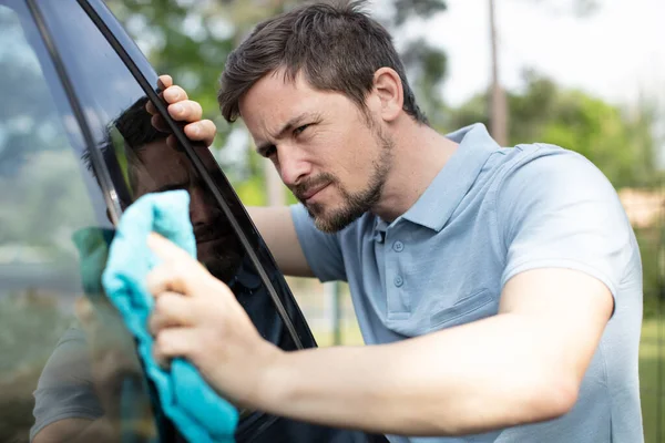 Man Polijsten Zijn Auto Met Een Doek — Stockfoto