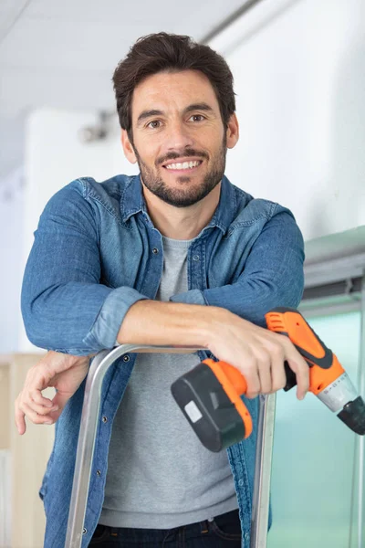 Man Trapladder Met Een Accuboor — Stockfoto