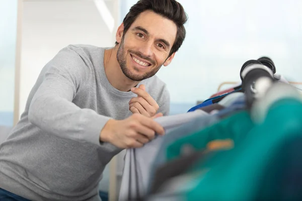 Knappe Jongeman Kiezen Jas Zijn Garderobe — Stockfoto