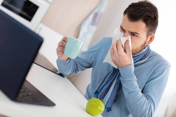Hombre Negocios Estornudando Mientras Trabaja Oficina —  Fotos de Stock