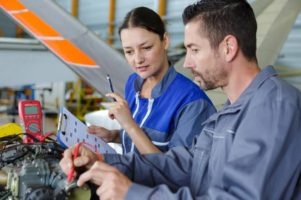 Kvinna Och Man Motor Reparation Bil Mekaniker Bil Utomhus — Stockfoto