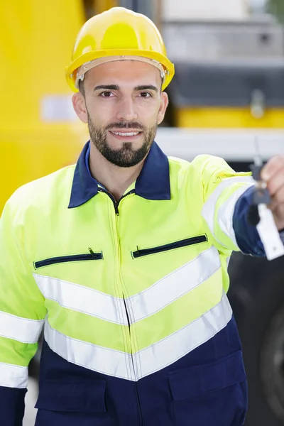 Porträt Eines Männlichen Ingenieurs Der Schlüssel Zeigt — Stockfoto