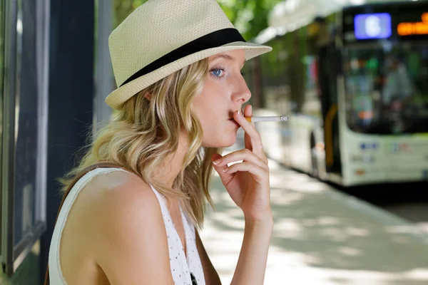 Mladá Žena Kouření Cigarety Při Čekání Autobus — Stock fotografie