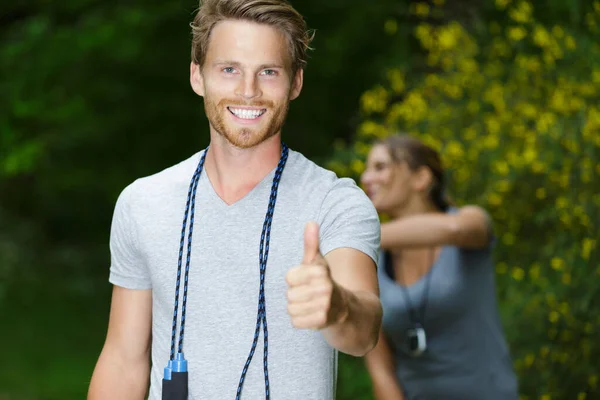 Deportista Con Saltar Cuerda Alrededor Cuello Dando Pulgares Hacia Arriba —  Fotos de Stock