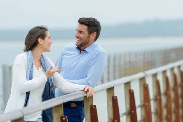 Middelbare Leeftijd Paar Chatten Brug — Stockfoto