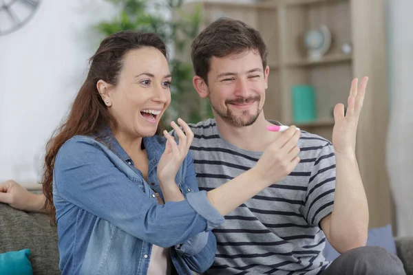 Pareja Feliz Con Resultado Prueba Embarazo —  Fotos de Stock