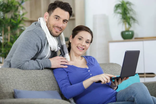 Couple Using Laptop Sofa — Stock Photo, Image