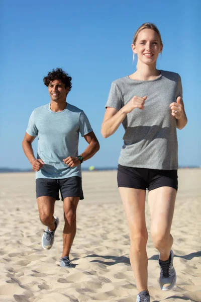 一对夫妇在沙滩上参加马拉松训练 — 图库照片