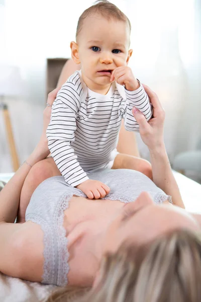 Mulher Com Bebê Chão — Fotografia de Stock