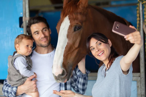 Šťastná Rodina Selfie Koněm — Stock fotografie