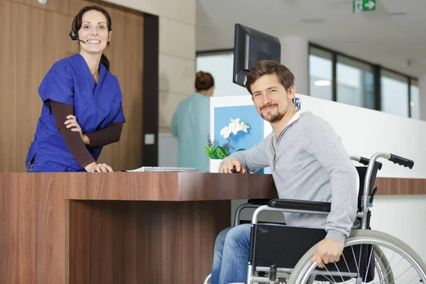 坐在轮椅上等待住院的残疾人 — 图库照片